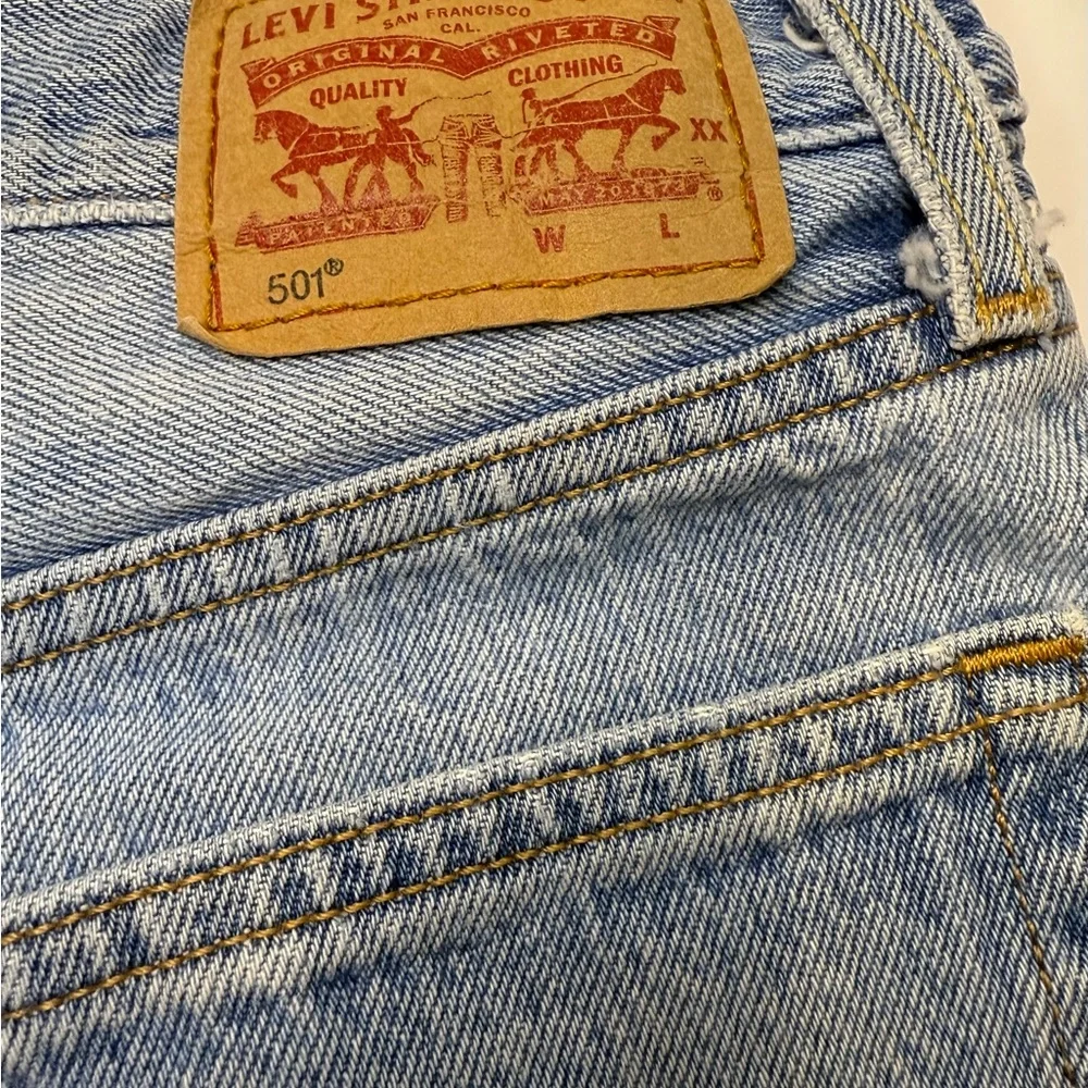 Levi's Jean Shorts Mid Rise 501 Red Tag Distressed Blue Denim Fringe Women 25 - Picture 8 of 16